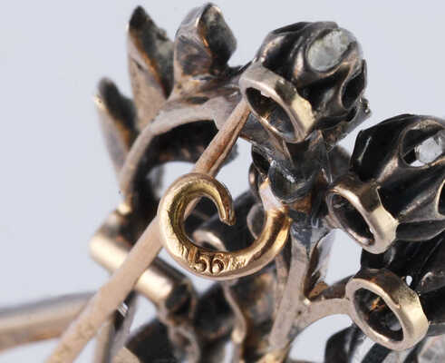 Брошь из золота (по клейму 56), общим весом 8,51 грамма, содержит природные вставки из бриллиантов